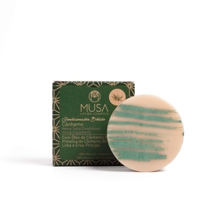 Condicionador sólido bege com riscas verdes e embalagem verde escura MUSA NATURAL COSMETICS