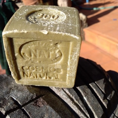 Bloco de sabonete verde com texto gravado em relevo