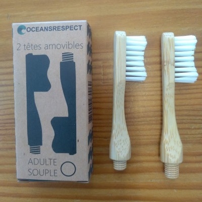 Cabeças de escova de dentes de madeira com embalagem de papel reciclado