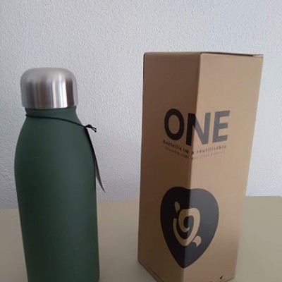 Garrafa térmica verde com tampa metálica e embalagem de cartão castanha