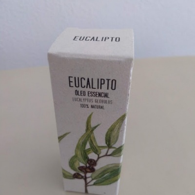 Caixa de óleo essencial de eucalipto com design natural e texto visível