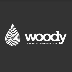 Logótipo Woody Charcoal Water Purifier branco sobre fundo cinzento escuro