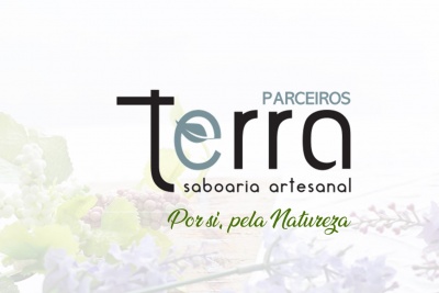 Logótipo da marca de saboaria artesanal PARCEIROS terra com flores no fundo