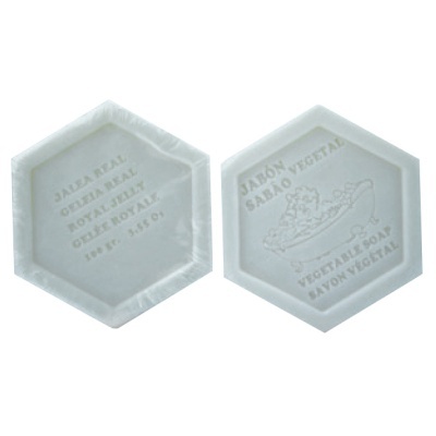 Dois sabonetes hexagonais brancos com texto e ilustração, sobre fundo branco.