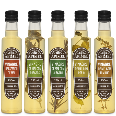 Cinco garrafas de vinagre de mel com diferentes ervas visíveis e rótulos identificativos