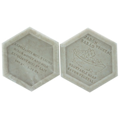 Dois sabonetes hexagonais bege claro com textos em várias línguas e ilustração de banheira