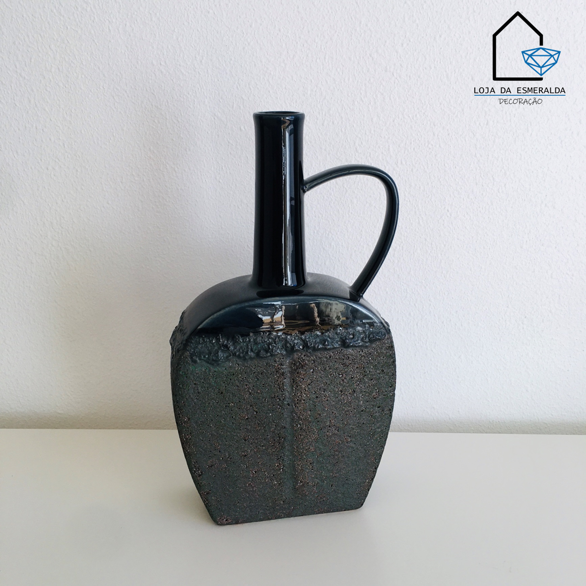 Jarro decorativo preto com textura rugosa em parte da base