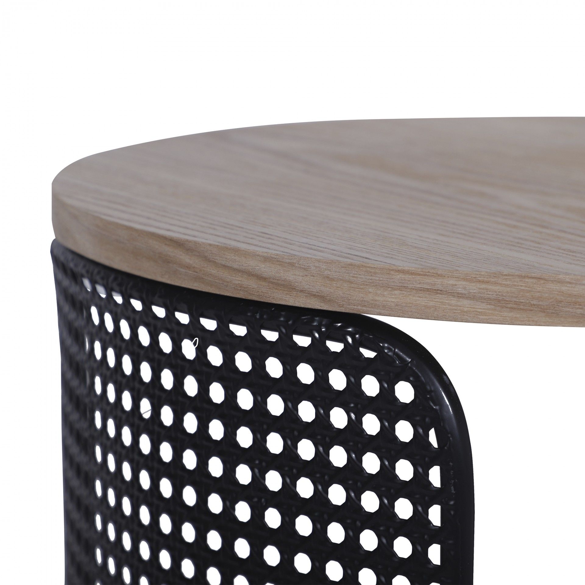 Mesa redonda com tampo de madeira clara e base metálica preta perfurada