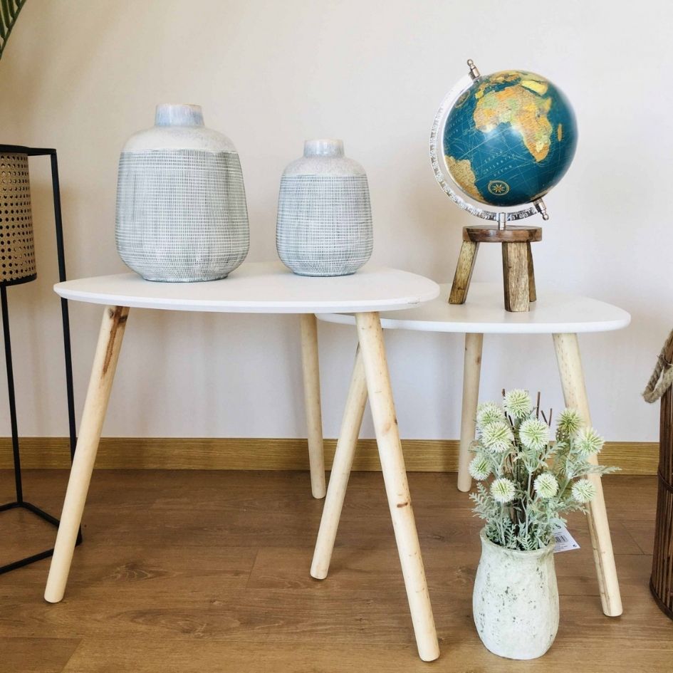 Mesas de madeira com tampo branco, cerâmicas cinza e globo terrestre