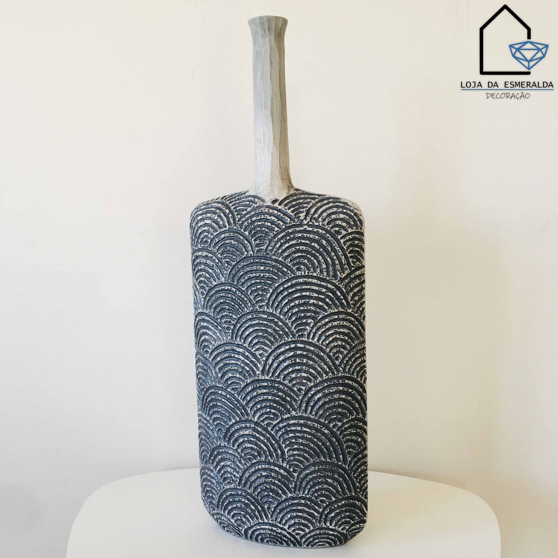 Vaso decorativo em cerâmica preto e branco com padrão de ondas