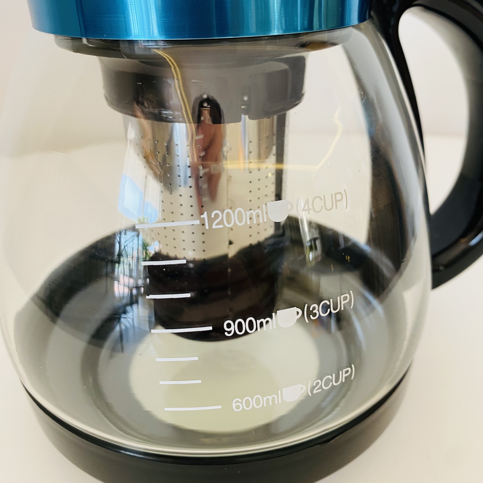 Cafeteira de vidro com marcações de volume e filtro interno