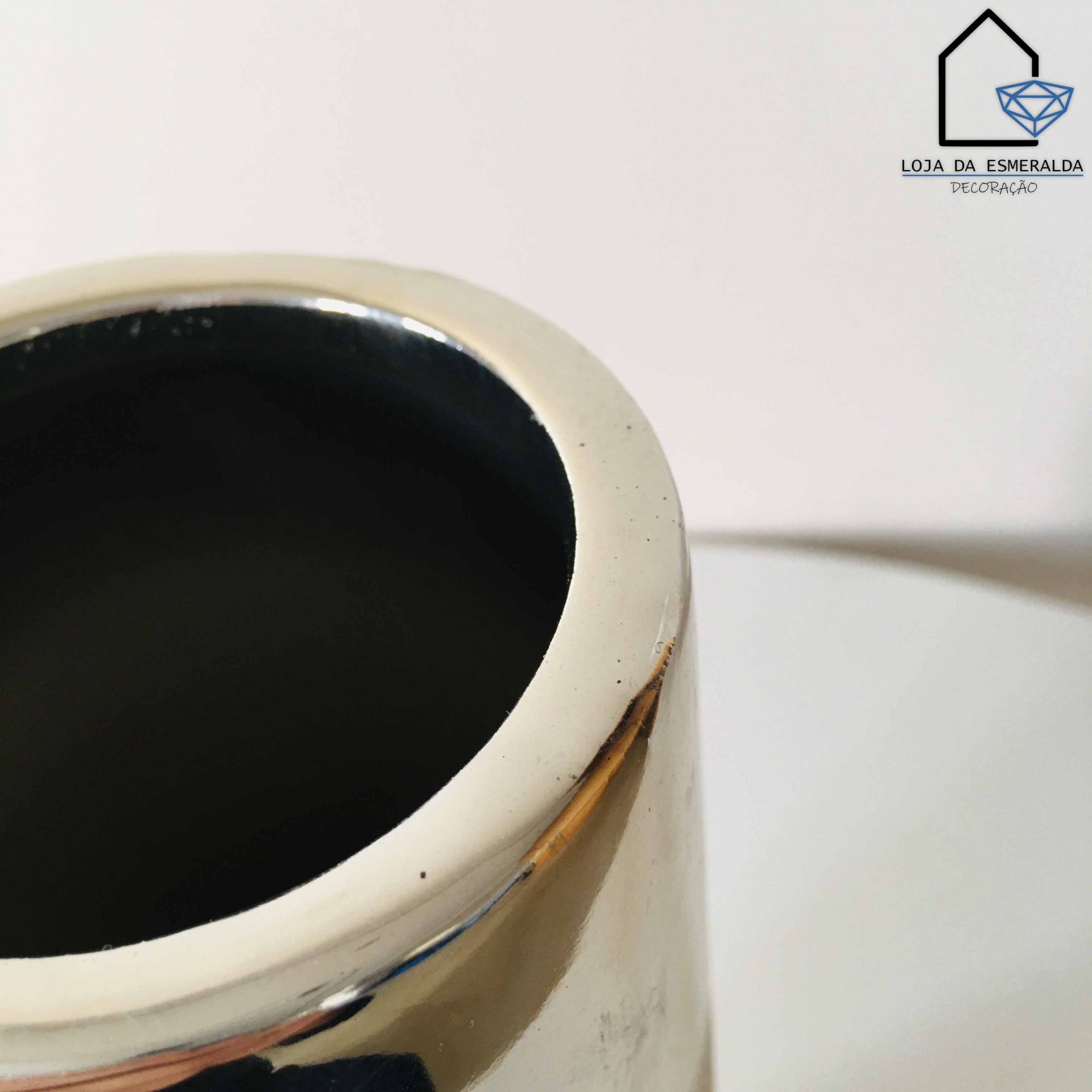 vaso cerâmica branca com interior preto e logo decoração