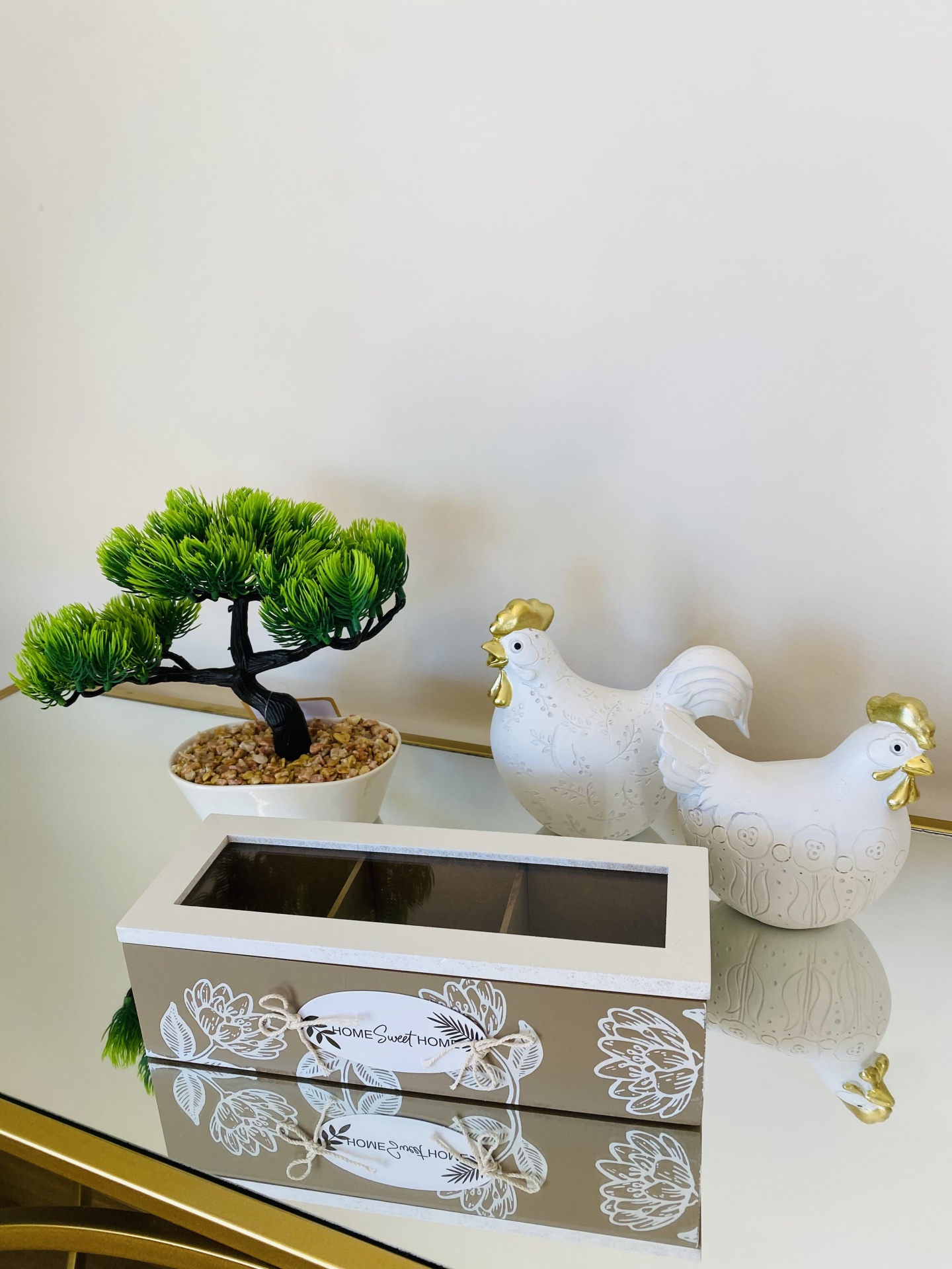 Caixa organizadora decorativa com cristaleira, galinhas decorativas brancas com dourado e planta artificial num vaso branco