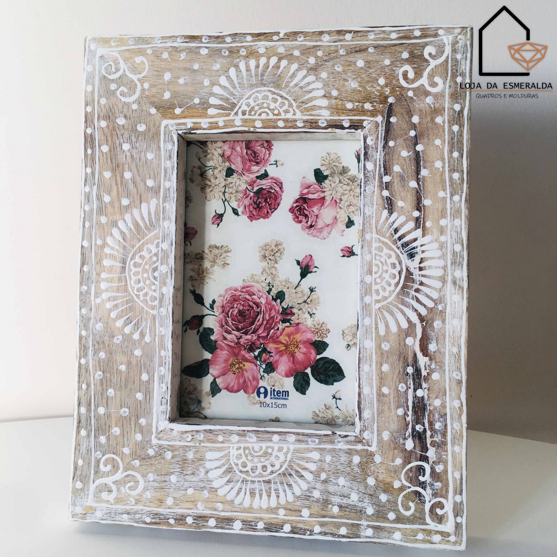 Moldura de madeira rústica com pintura branca e fotografia de flores cor-de-rosa e amarelas