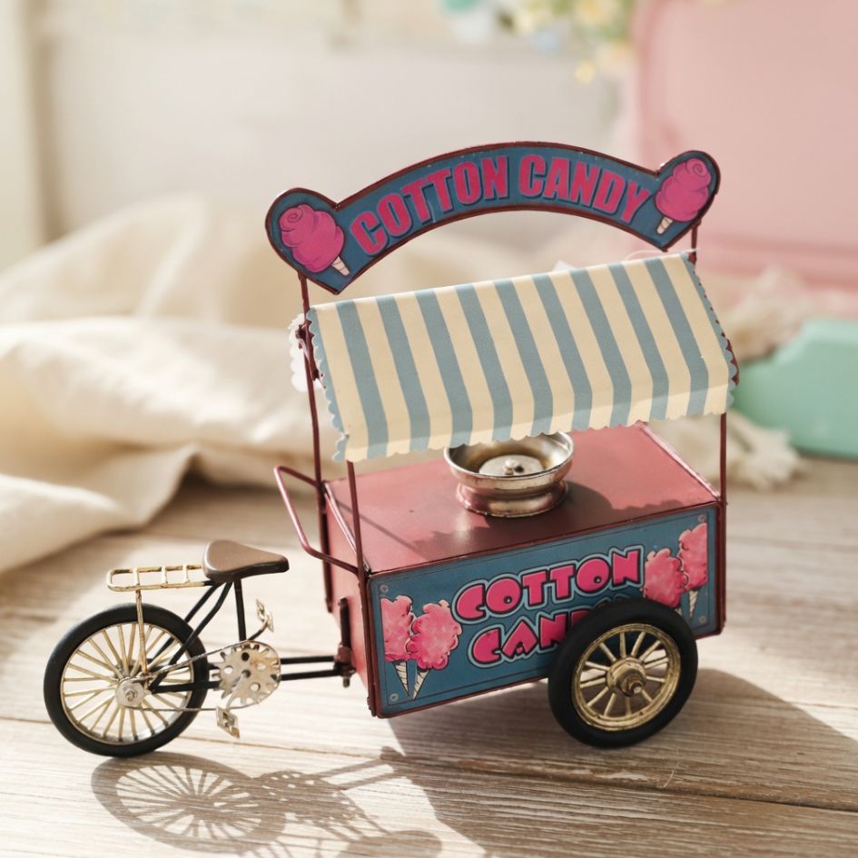 Miniatura de carrinho de algodão doce com toldo riscado azul e branco e texto COTTON CANDY