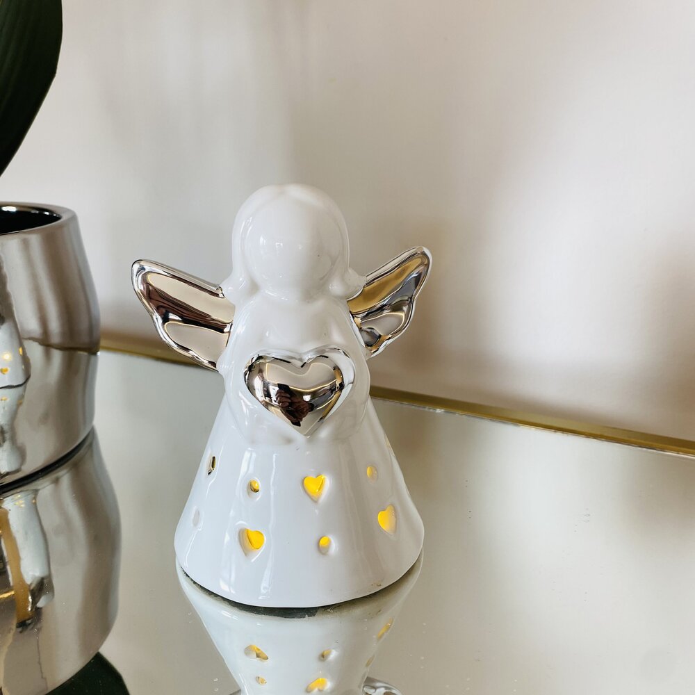 Figura decorativa anjo em cerâmica branca com corações e asas prateadas