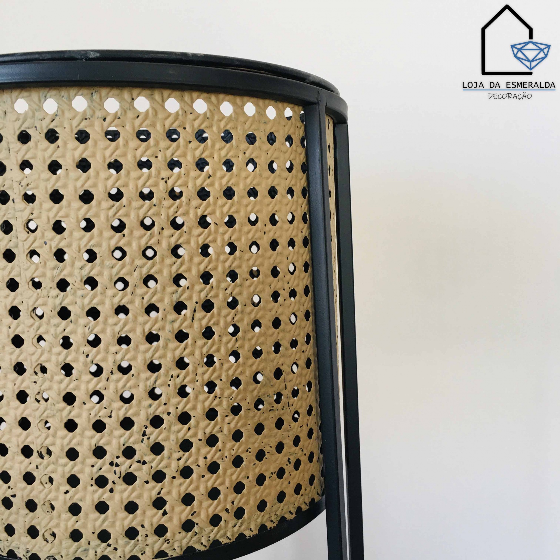 Candeeiro de mesa com cúpula de palha trançada e estrutura metálica preta