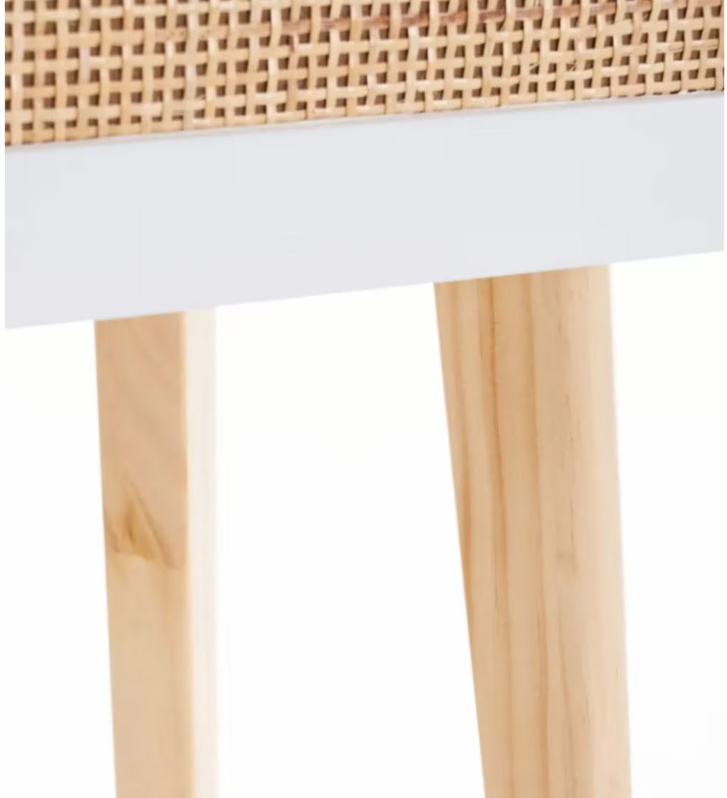 Pernas de madeira clara com corpo branco e painel superior em tecido trançado bege