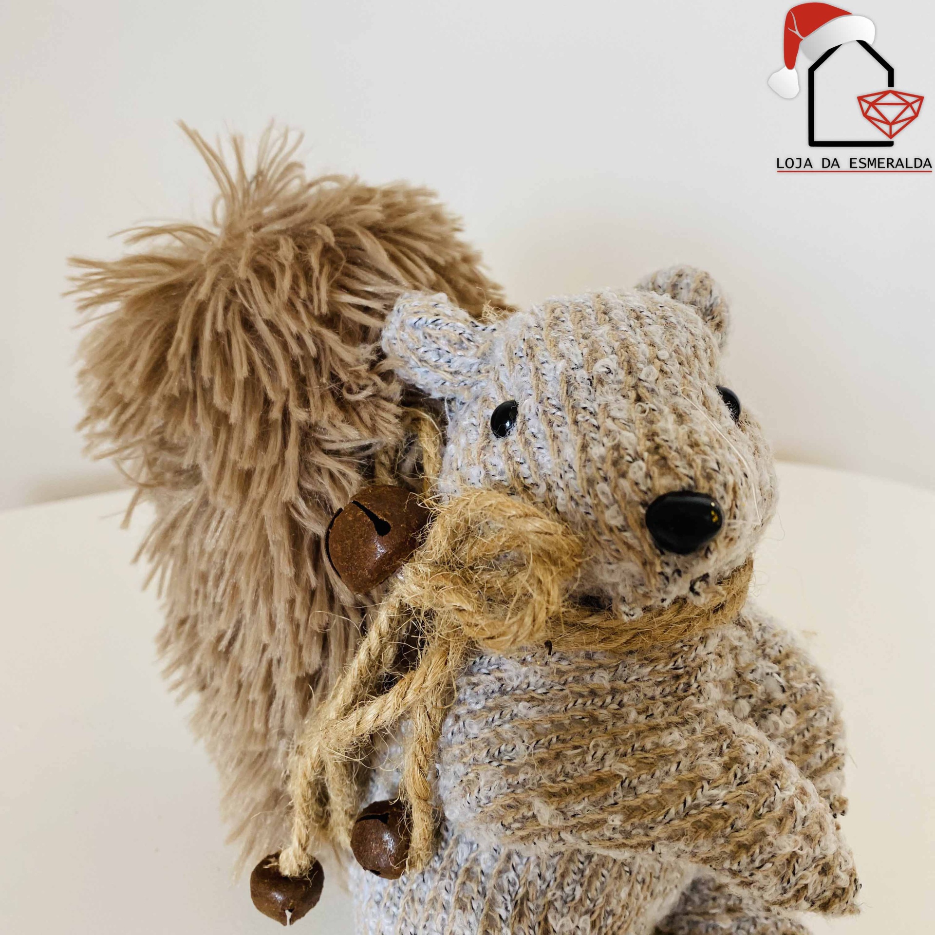 Boneco esquilo de tricot cinza e branco com cauda castanha felpuda e fita com guizos