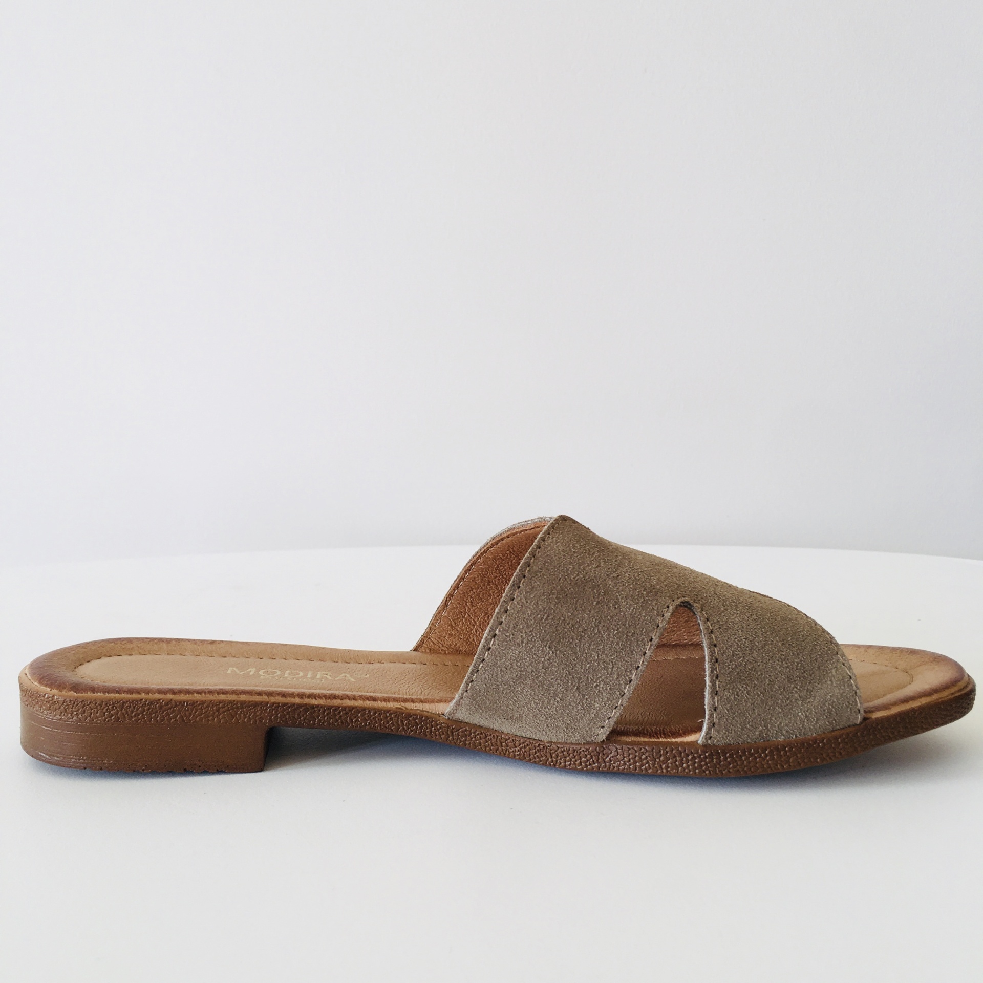 Sandália feminina aberta em camurça bege com sola castanha