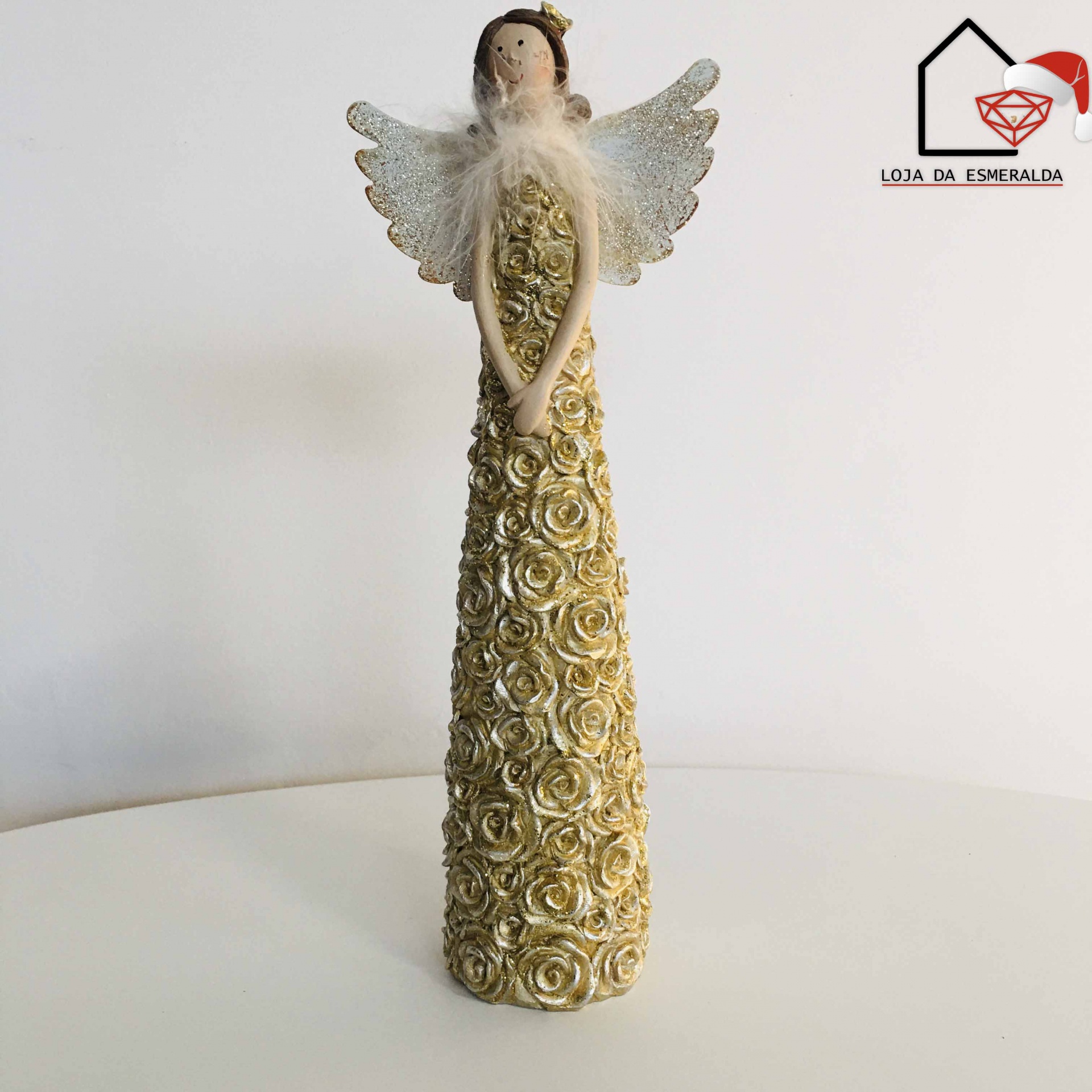 Anjo decorativo dourado com asas brancas e textura de rosas