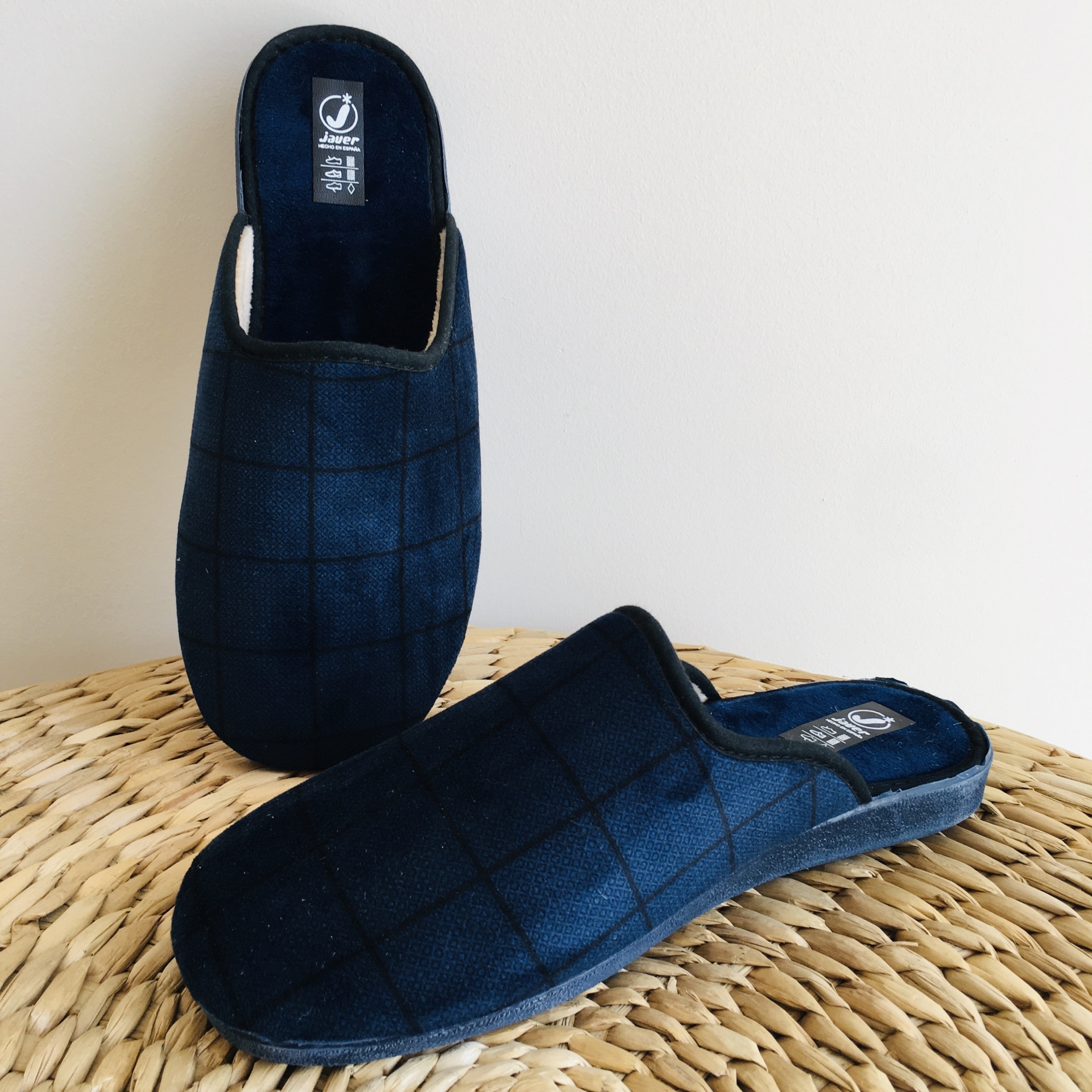 Chinelos de quarto masculinos azul escuro com padrão quadrado em superfície de rato trançado