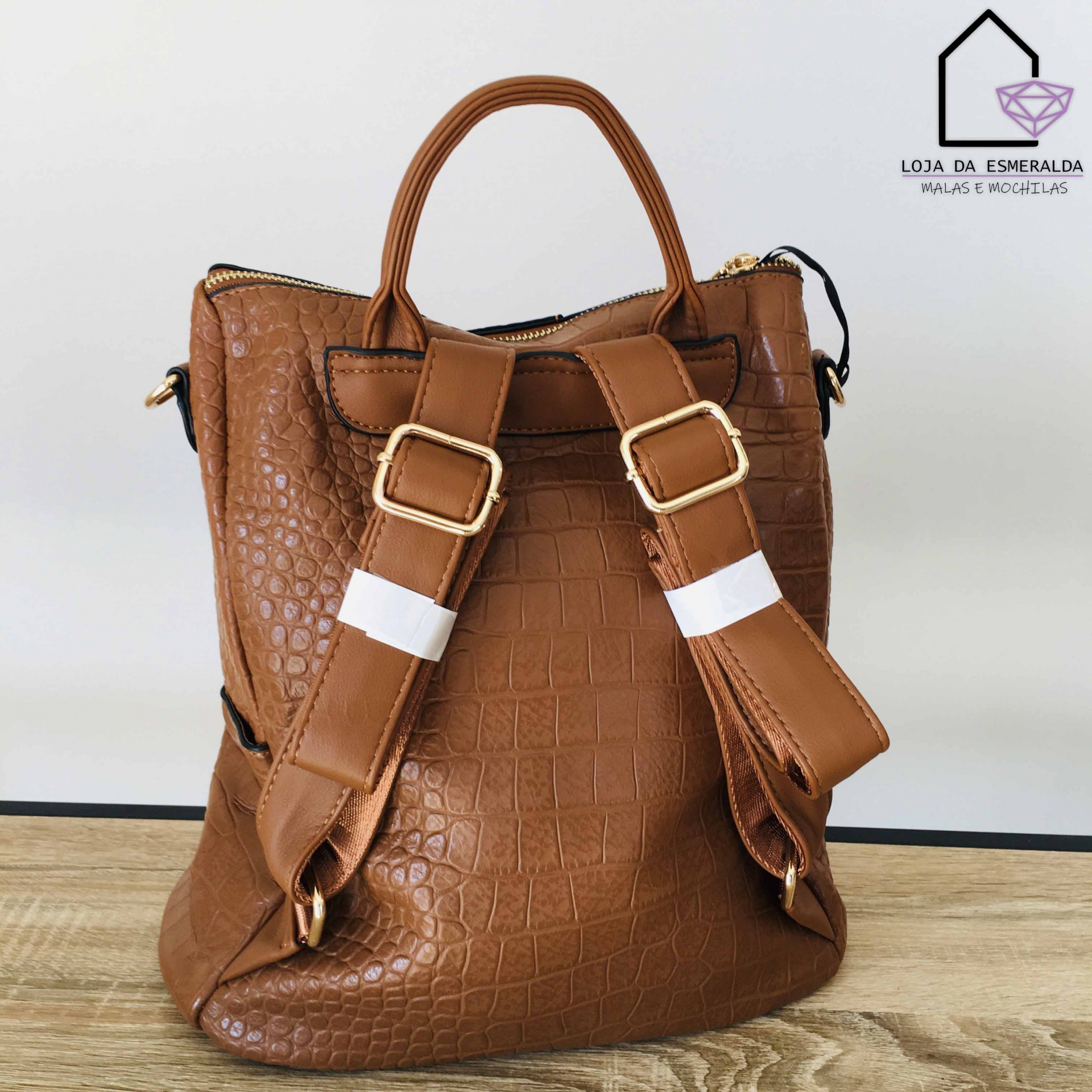 Mochila castanha com padrão de pele de crocodilo e alças ajustáveis