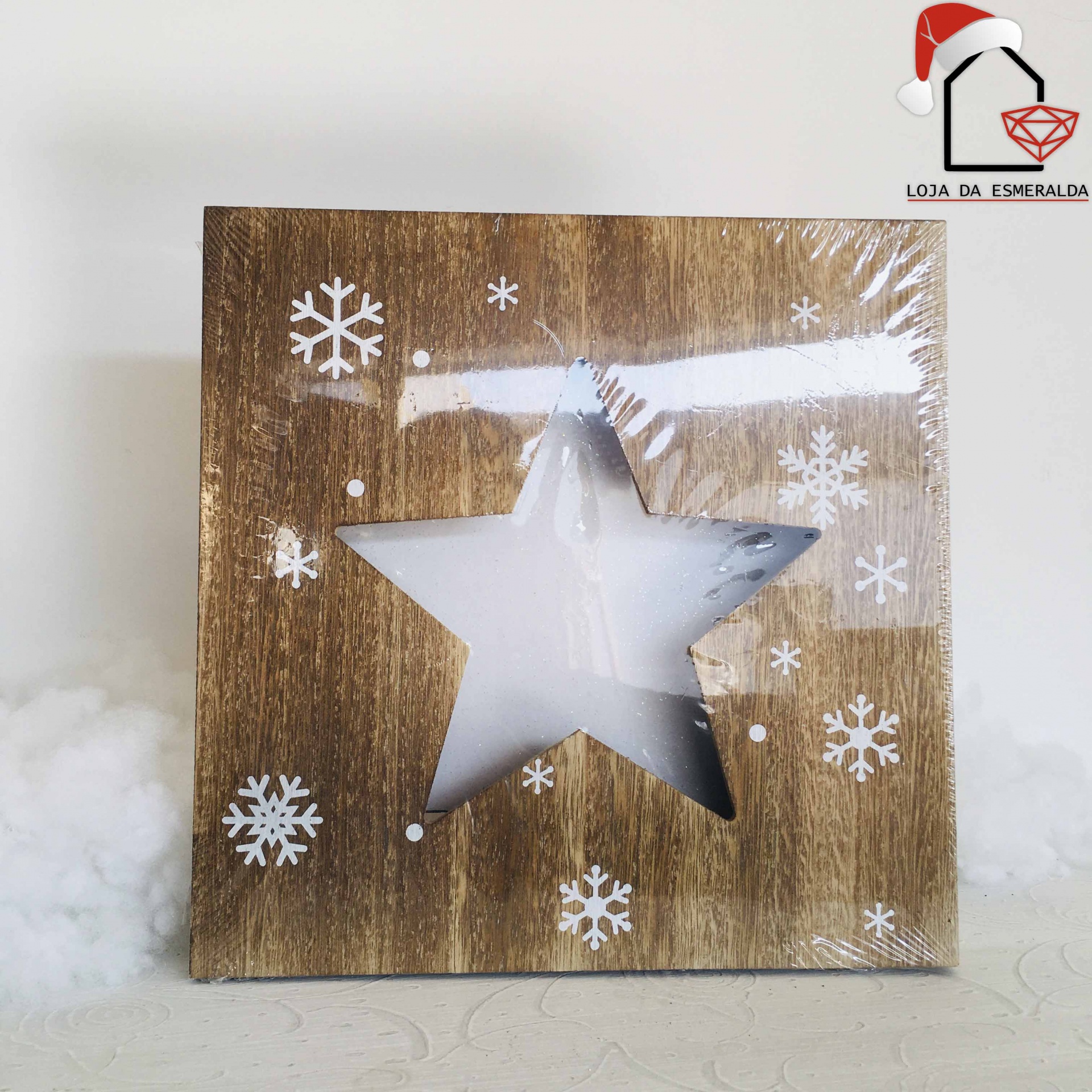 Caixa de madeira com janela em estrela e flocos de neve