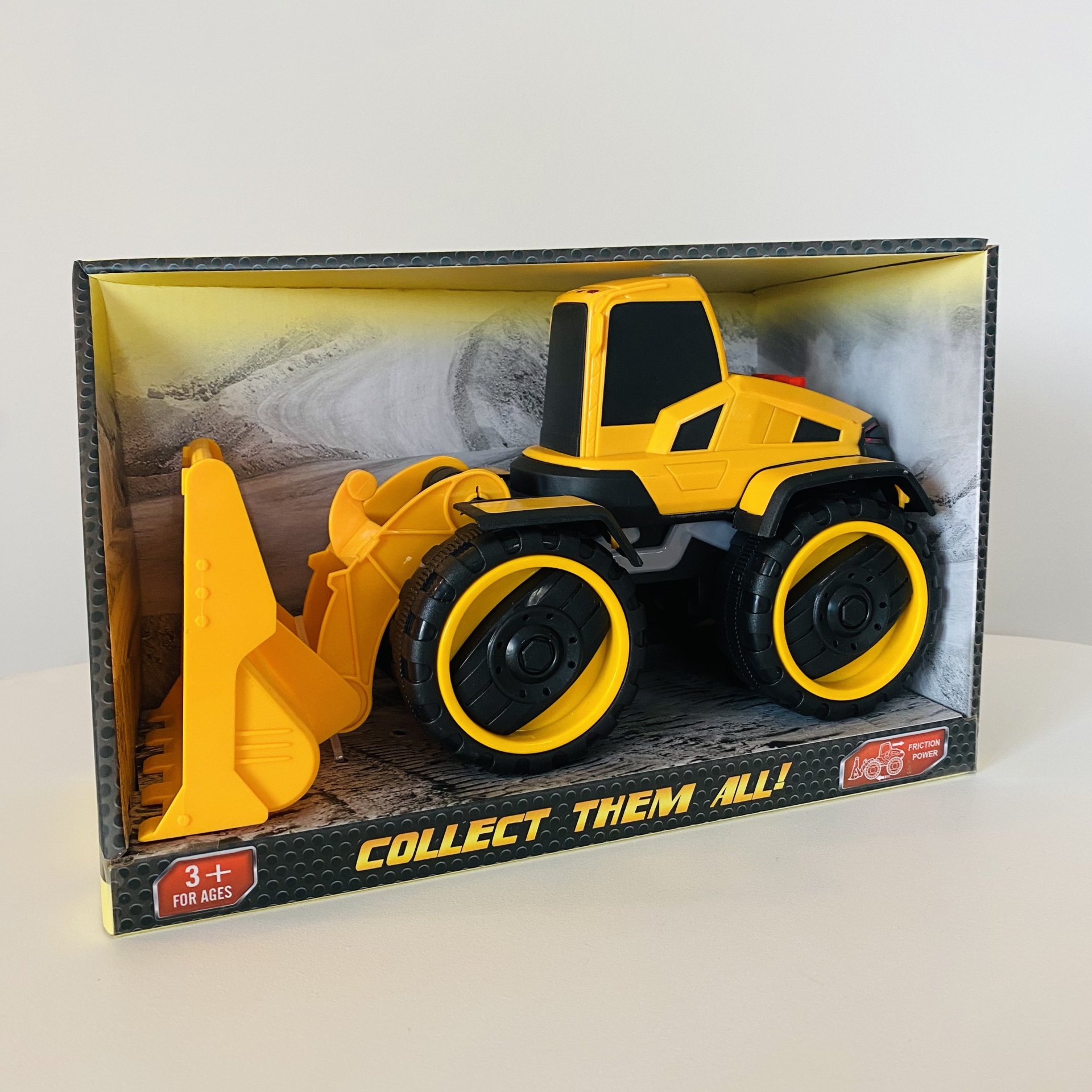 Brinquedo de trator amarelo e preto em embalagem aberta