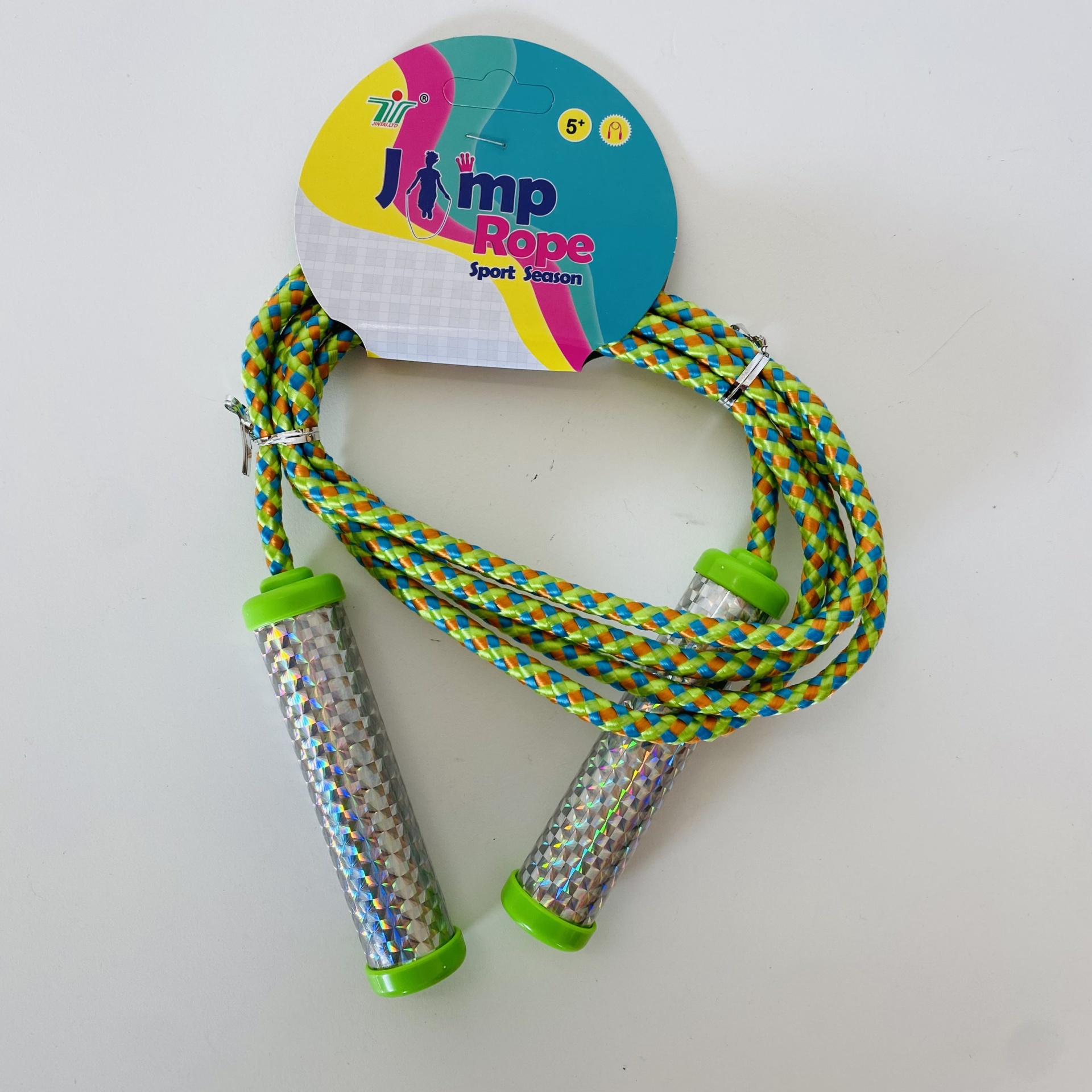Corda de saltar colorida com pegas prateadas e etiqueta azul e amarela