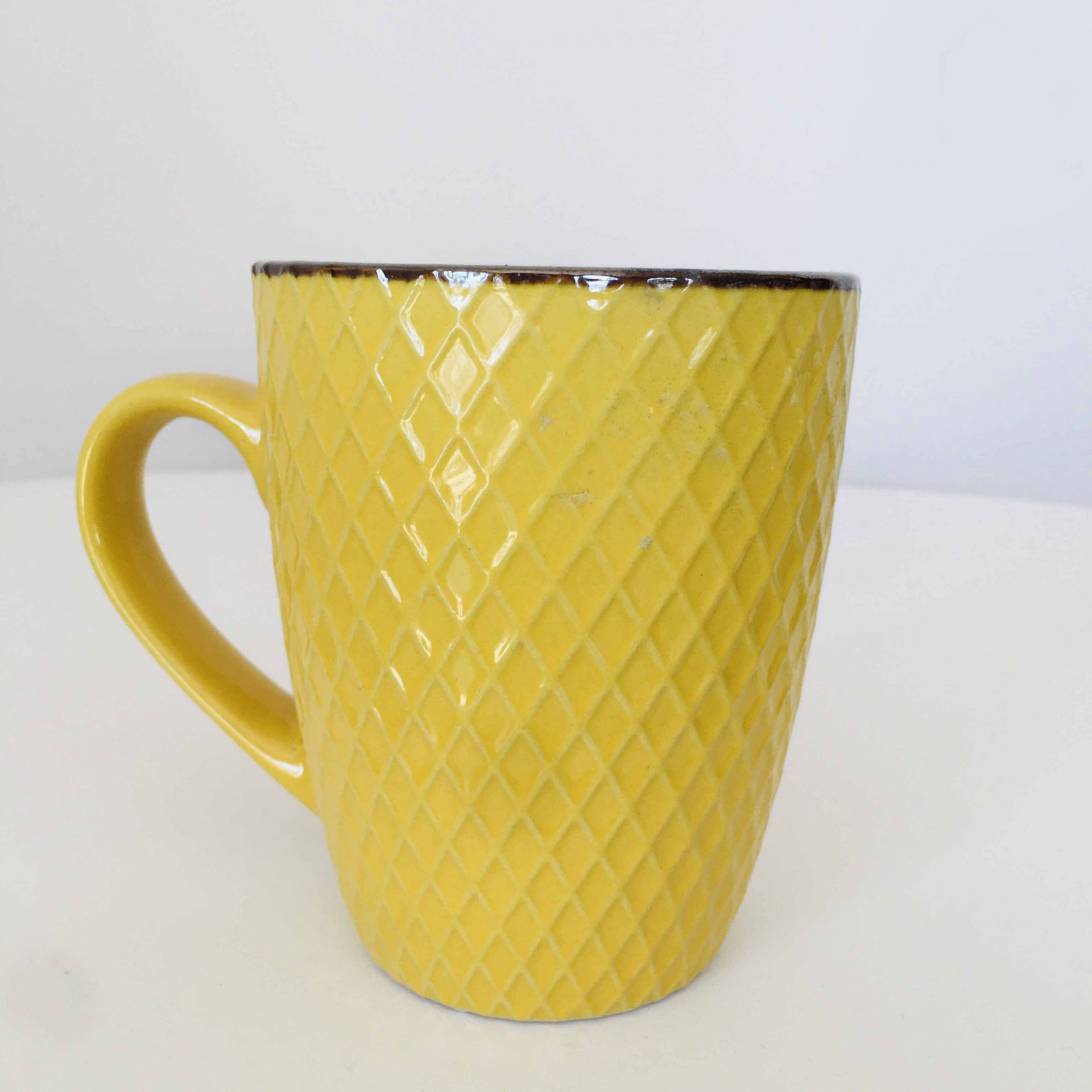 Caneca amarela texturizada com borda castanha