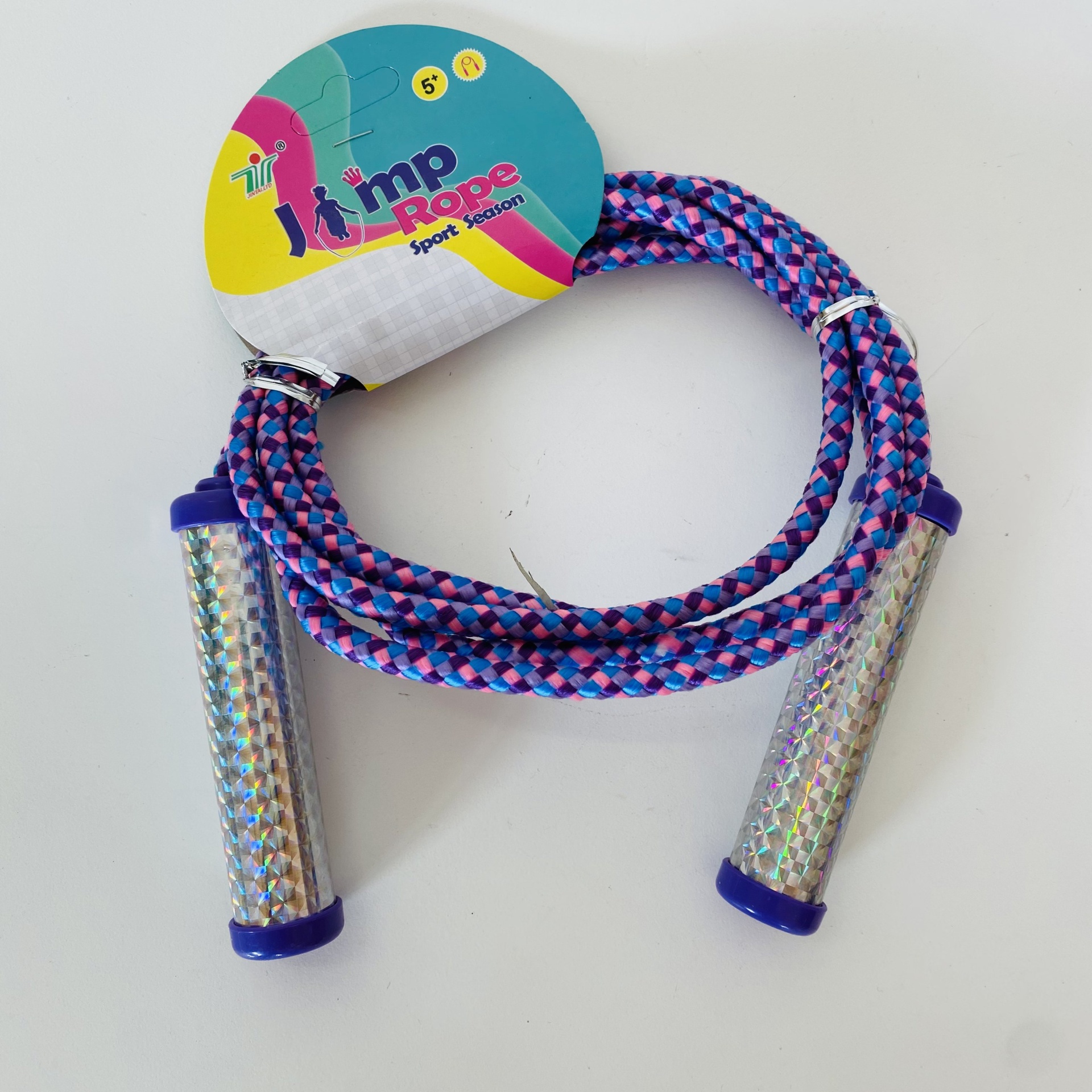 Corda de pular colorida com cabos metálicos e embalagem com etiqueta redonda colorida