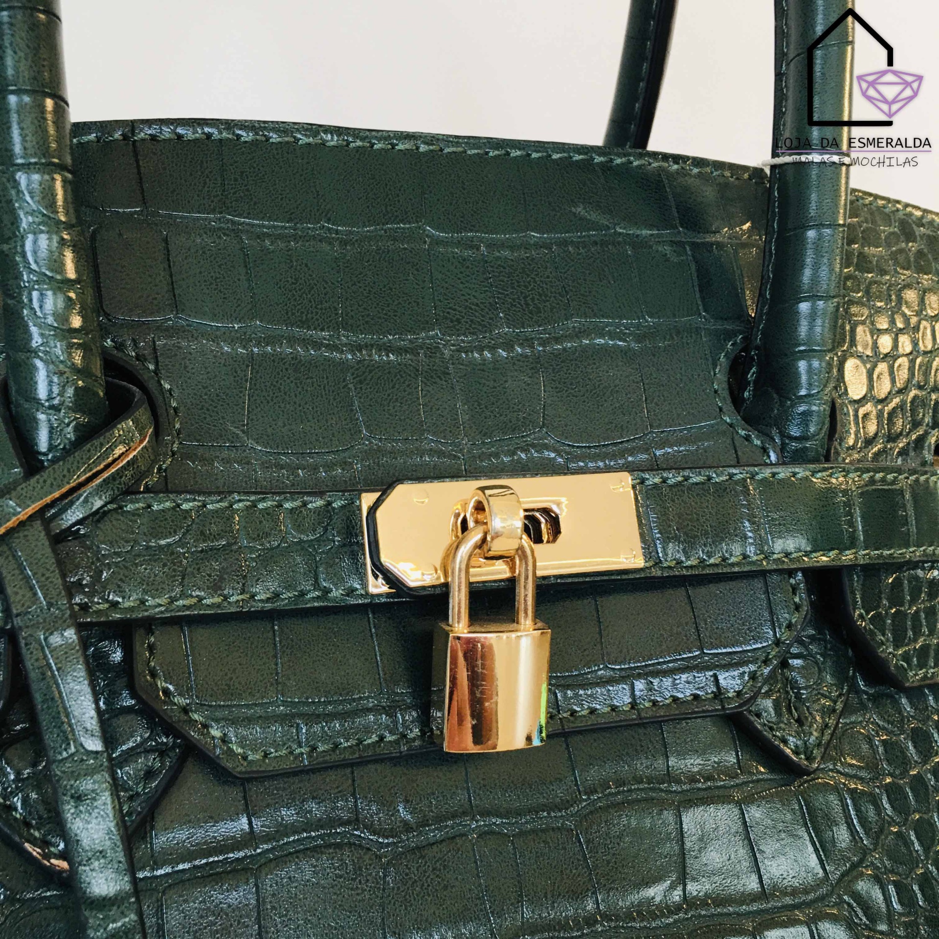 Mala de mão verde escuro com padrão de crocodilo e cadeado dourado