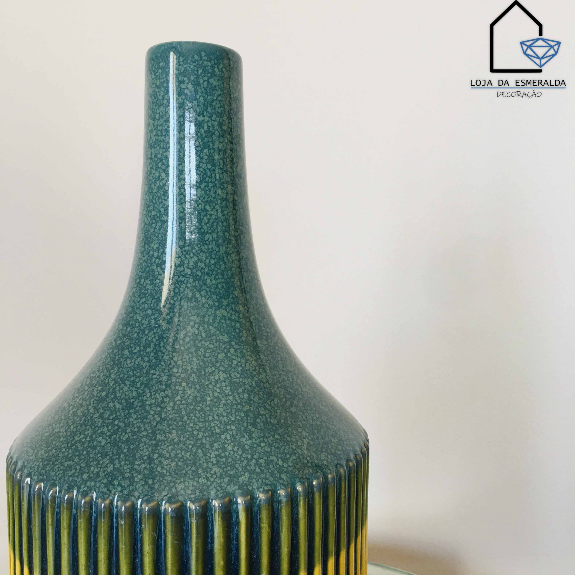 Vaso decorativo em cerâmica azul esverdeado com base estriada amarela e azul