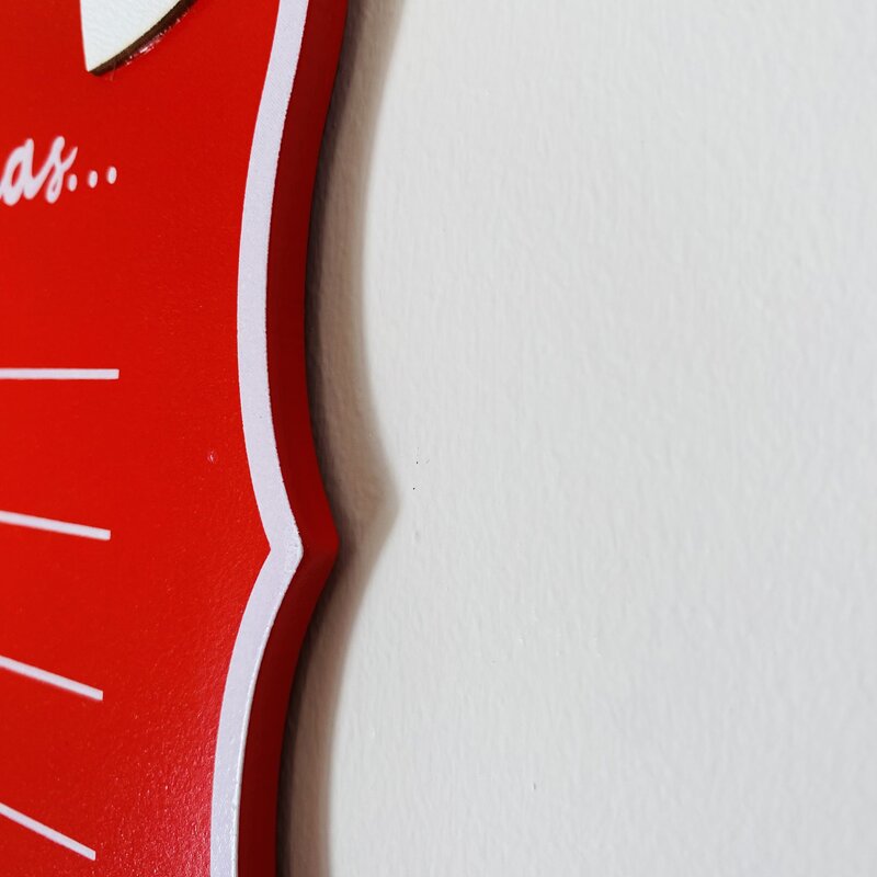 Placa decorativa vermelha em madeira na parede