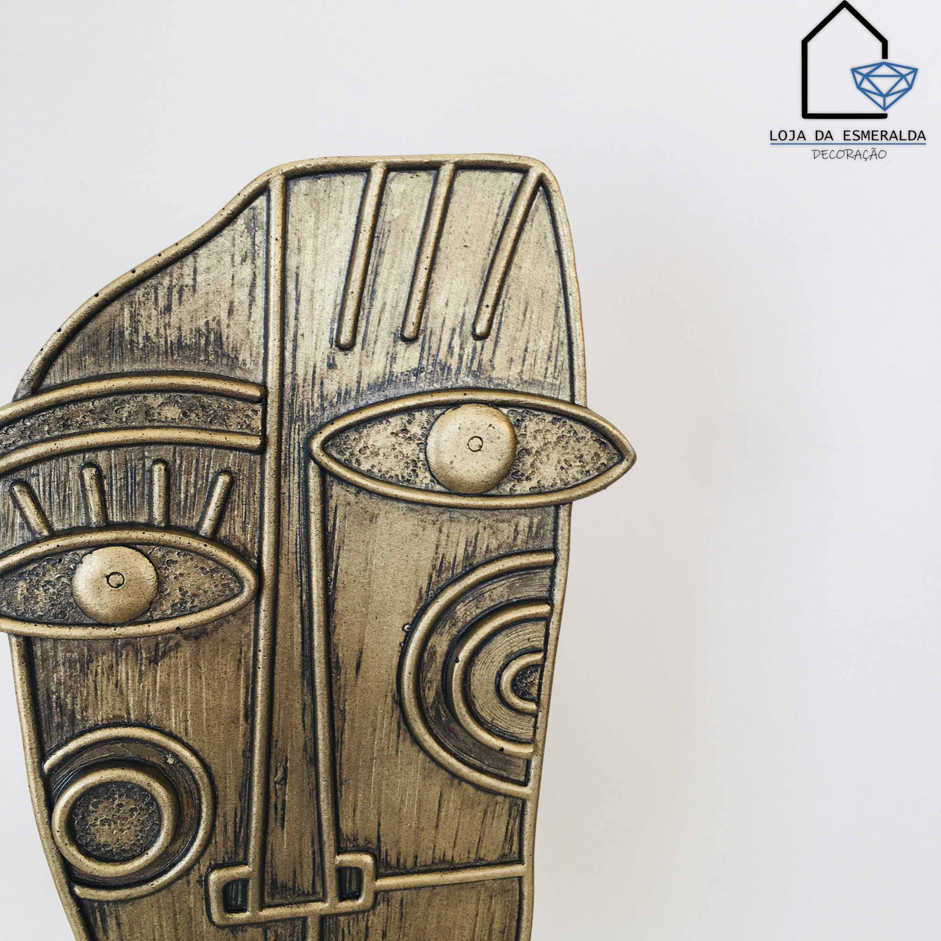 Máscara decorativa abstrata metálica dourada e preta com traços geométricos