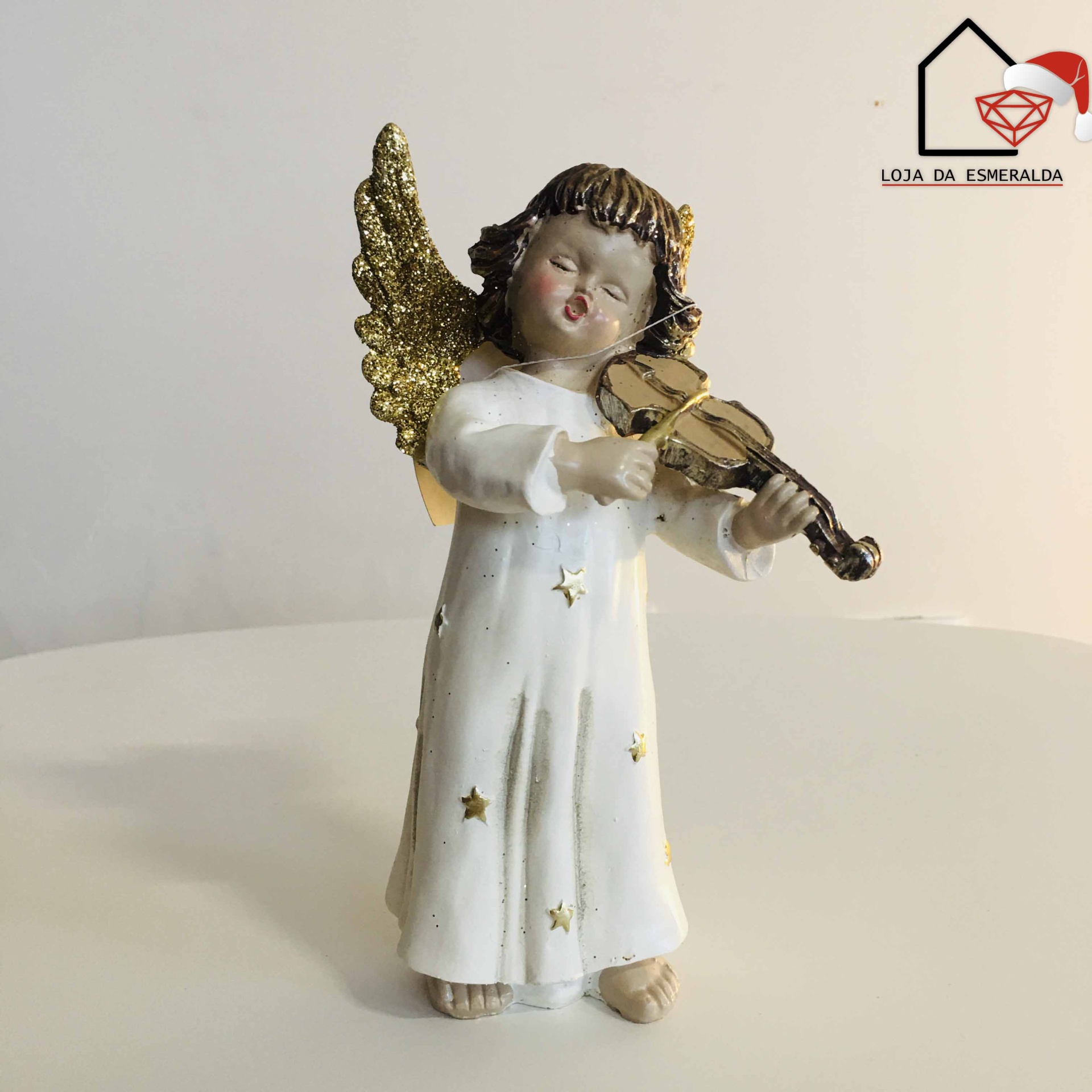 Figura decorativa de anjo branco com violino dourado e asas brilhantes