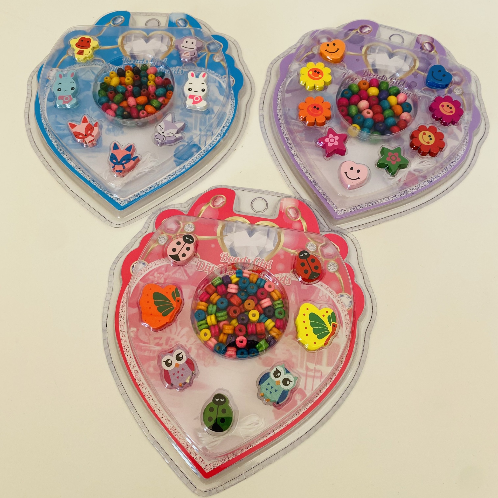 Conjunto de contas coloridas e figuras decorativas em embalagens em forma de coração