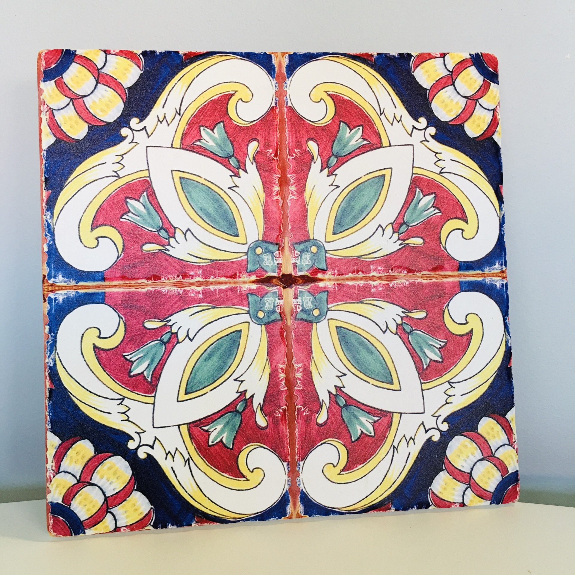 Paineis de azulejos cerâmicos coloridos com padrão decorativo clássico