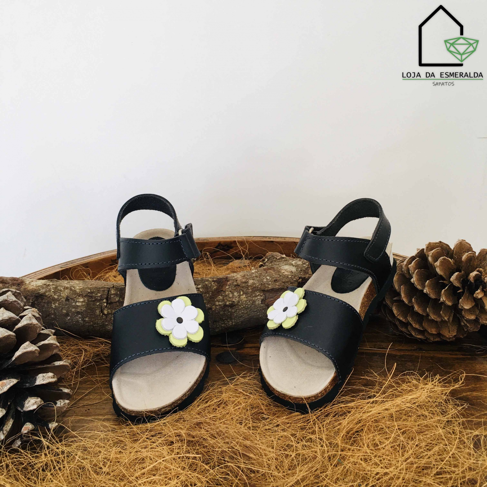 Sandálias pretas infantis com flor decorativa branca e amarela e fecho de velcro