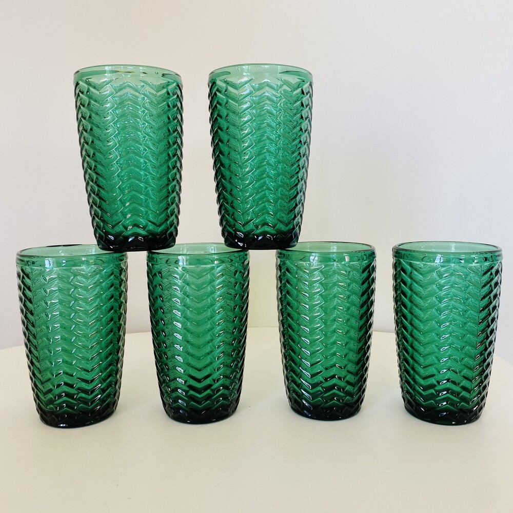 Seis copos altos verdes de vidro com padrão texturizado em espinha de peixe