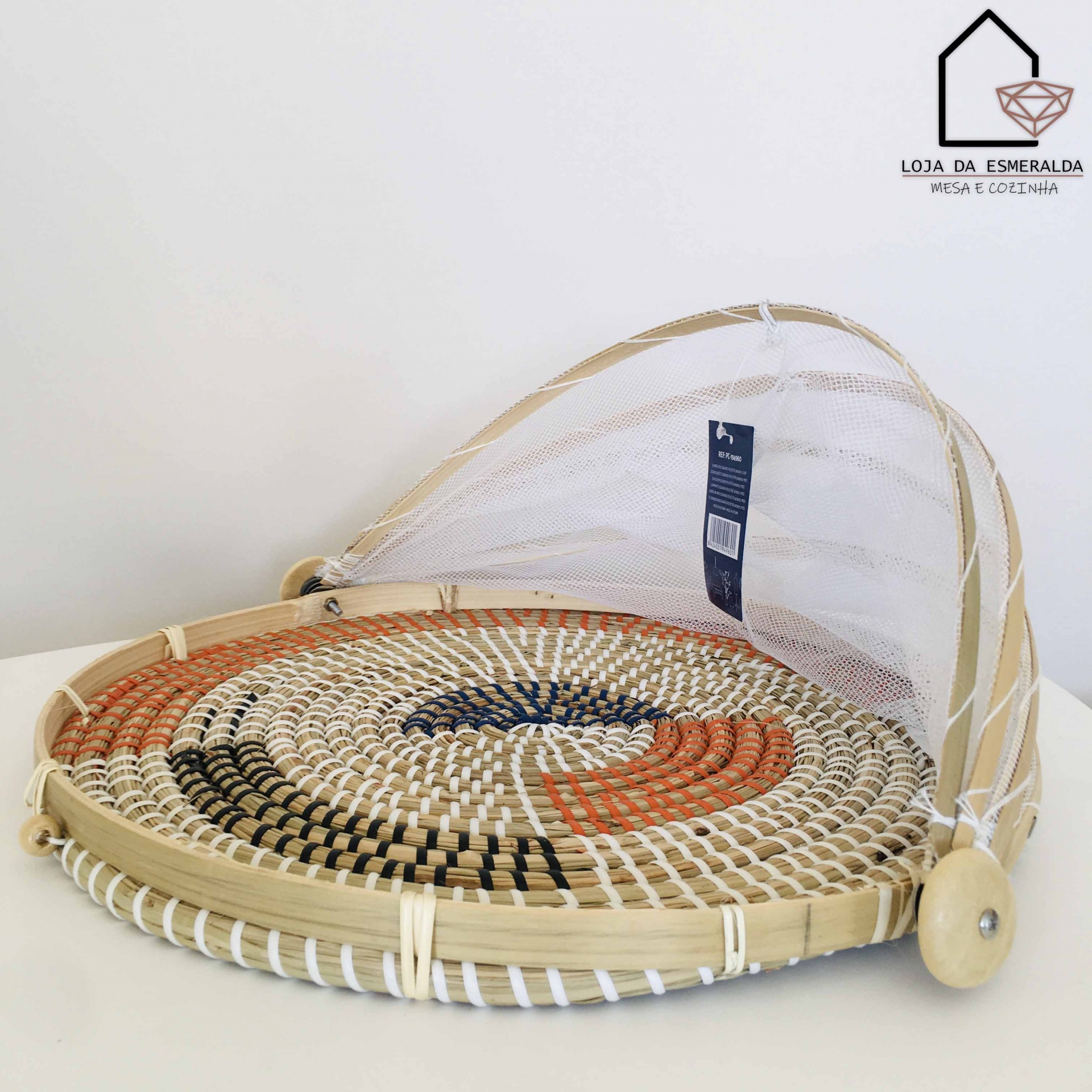 Suporte redondo em vime com rede branca e rodízios de madeira