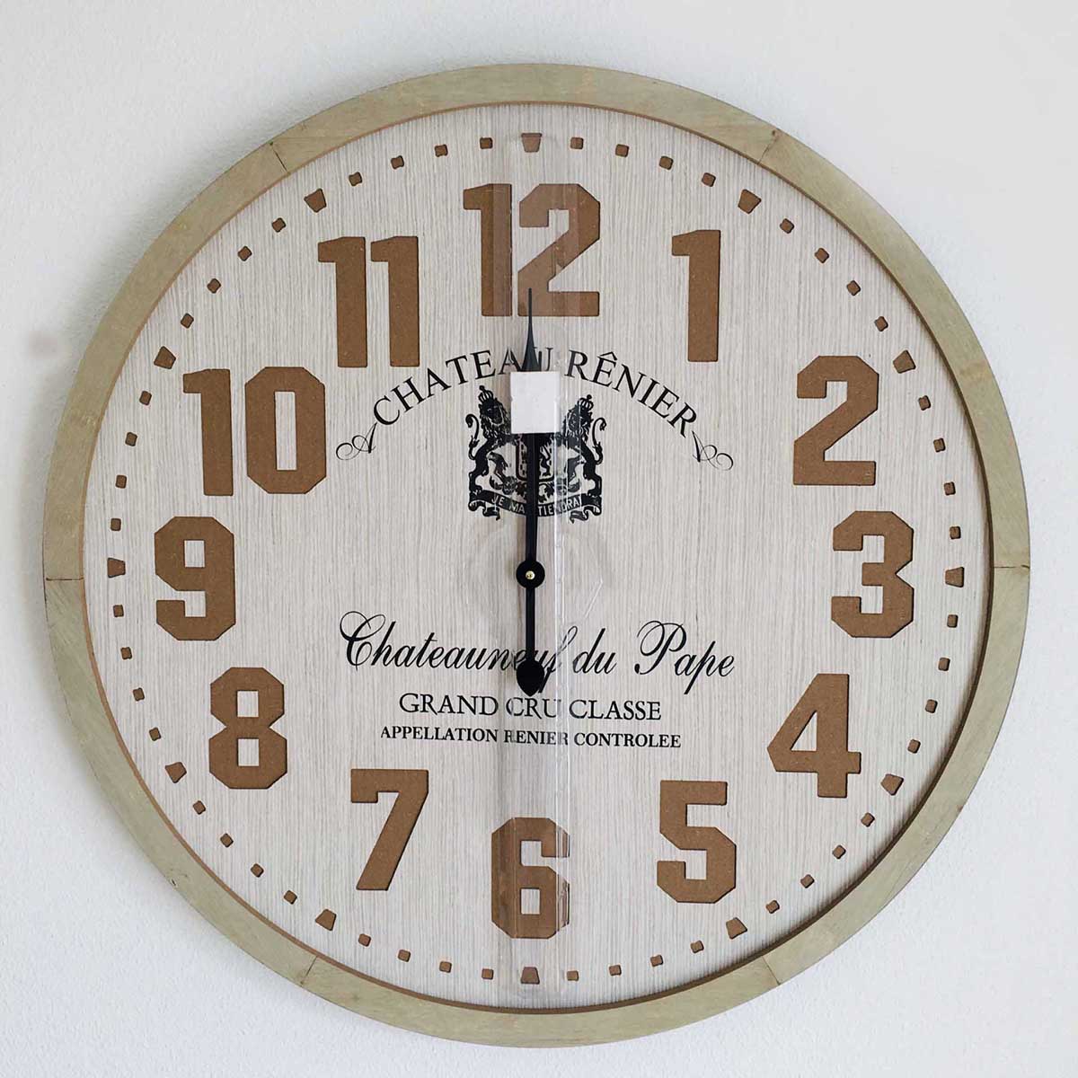 Relógio de parede redondo com números castanhos e texto central preto