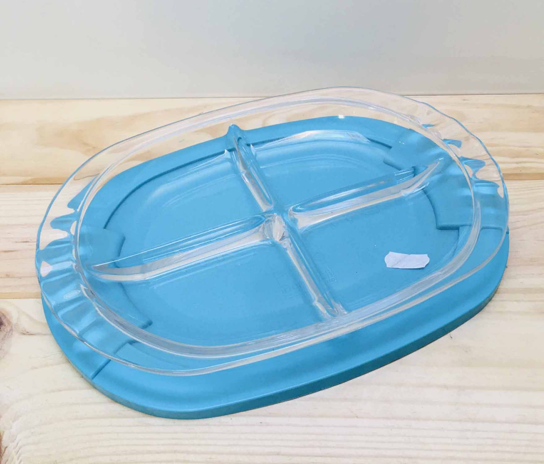 Tabuleiro plástico azul com tampa transparente e quatro compartimentos