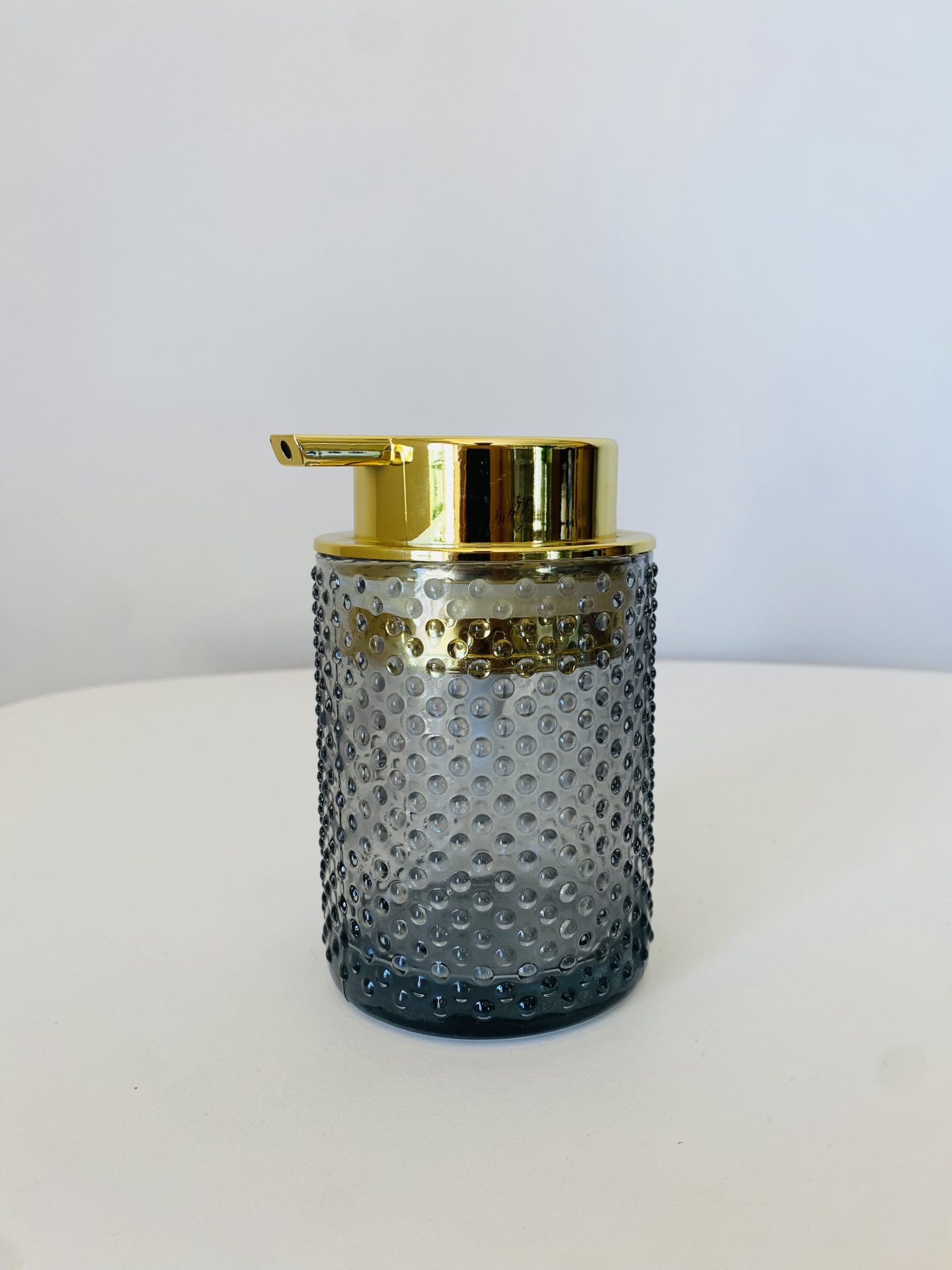 Doseador de sabão transparente com tampa dourada e textura bolha