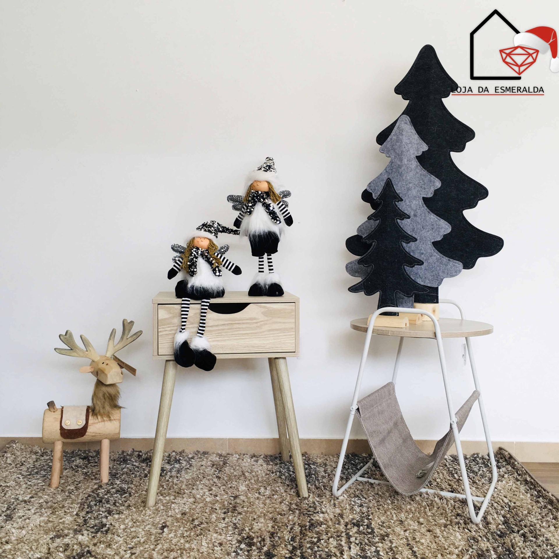 Decoração natalícia com duendes têxteis, rena de madeira e árvores de feltro em ambiente interior