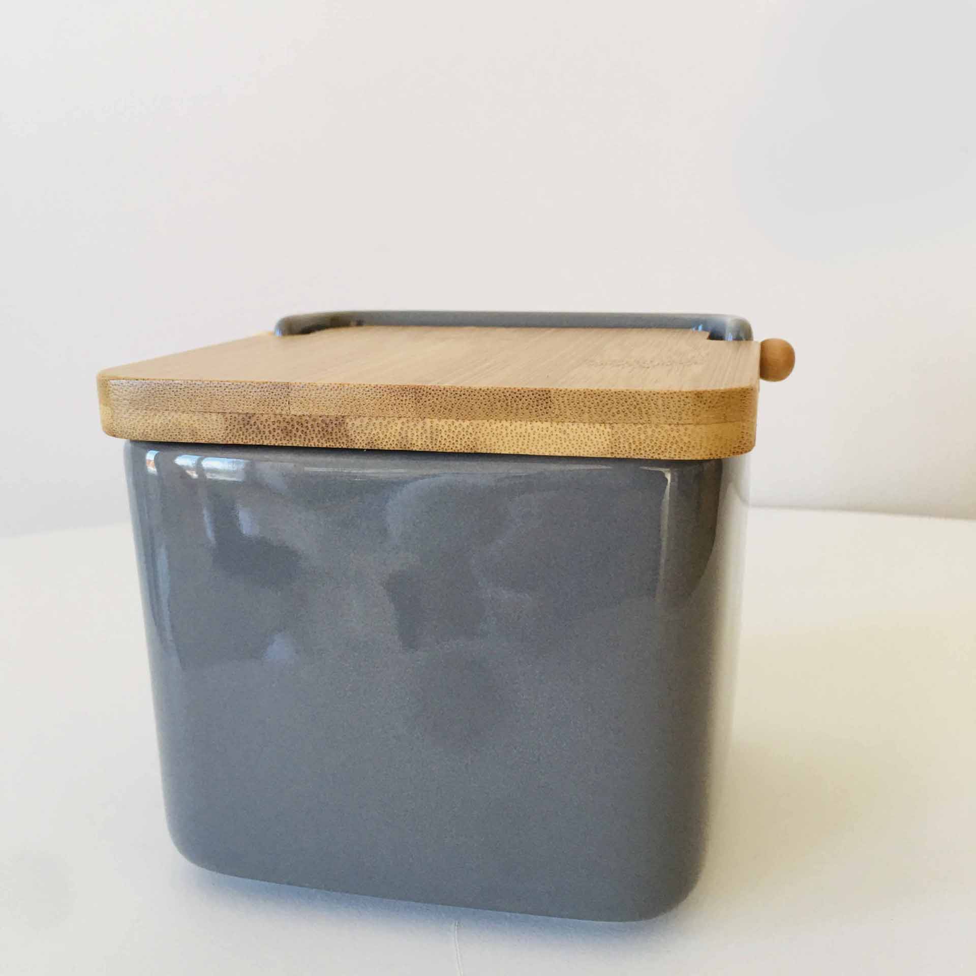 Recipiente quadrado cinzento com tampa de madeira clara