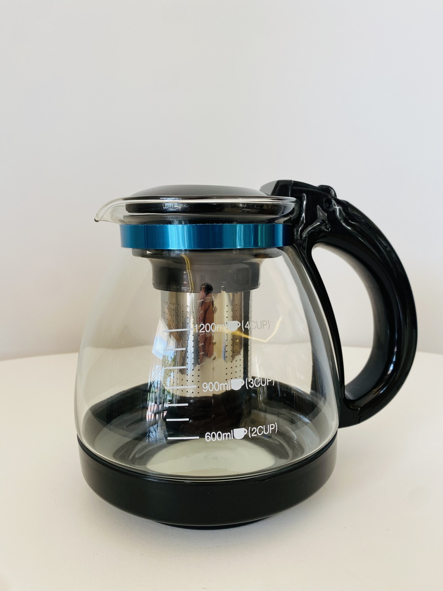 Jarro de café em vidro com pega preta e tampa preta com anel azul