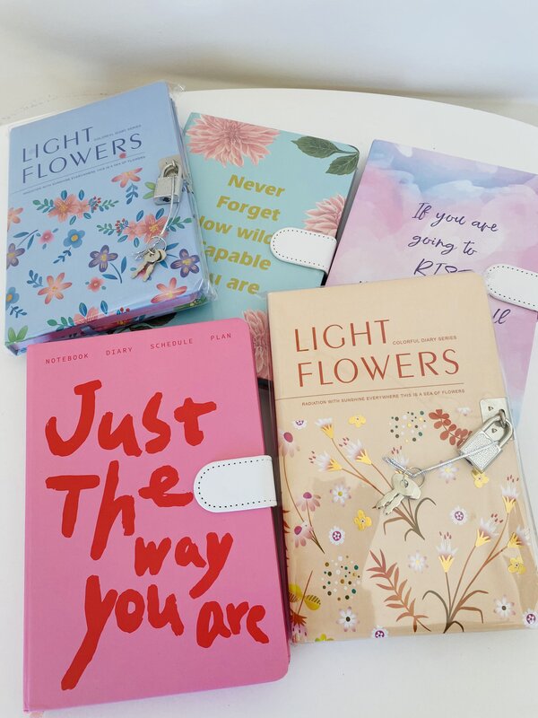 Agendas coloridas com capas florais e textos em inglês