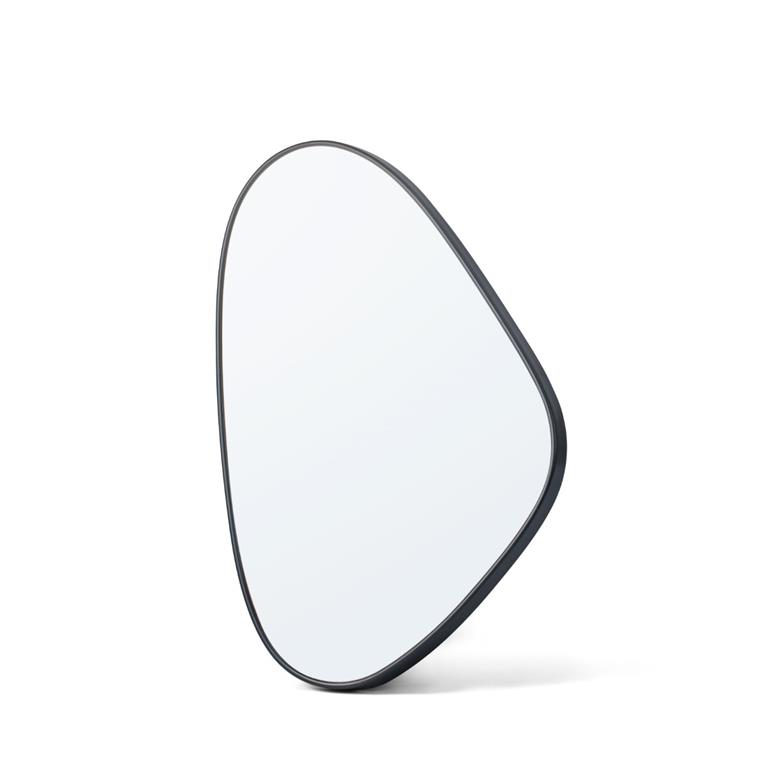 Espelho assimétrico com moldura preta sobre superfície branca